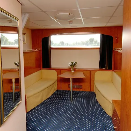 Fairtours Hotelschiff Rhein Prinzessin ספינת מלון דיסלדורף